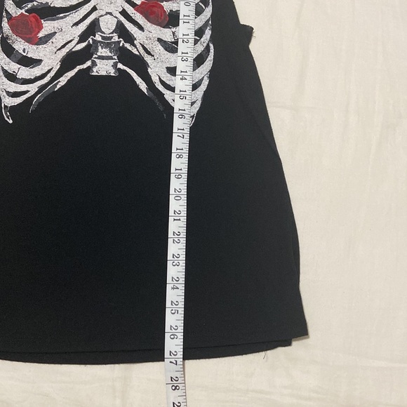 Social Misfits Cutout Back Tee Skeleton Roses Print Women’s Size Small - Picture 7 of 7